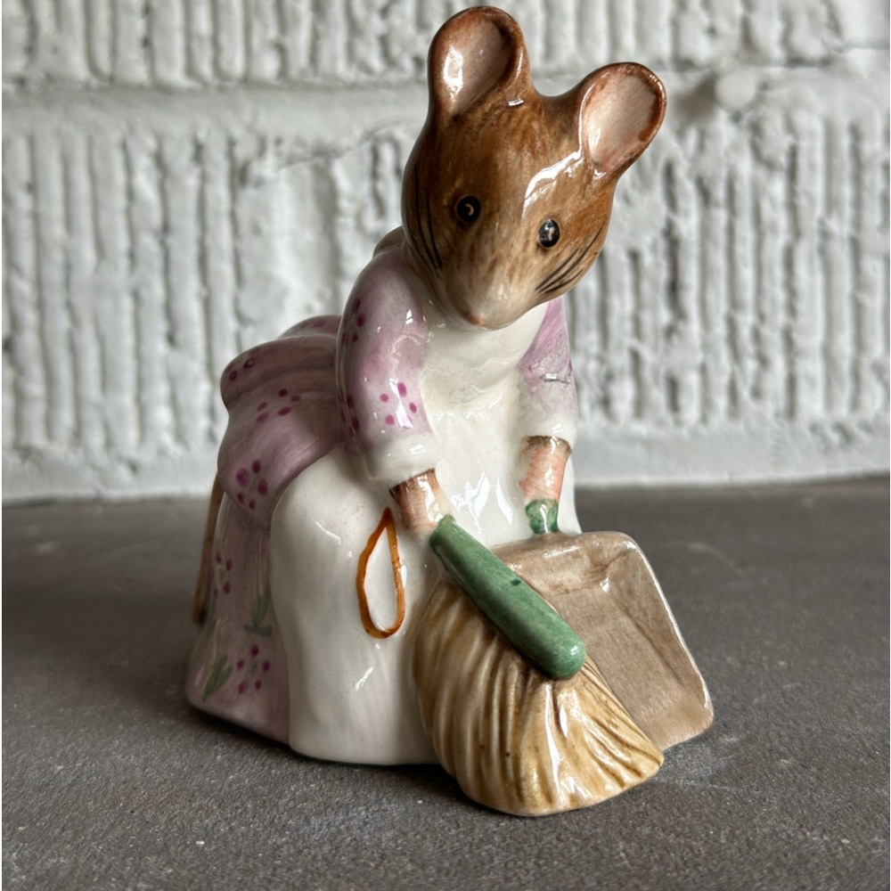 Vintage Beatrix Potter Hunca  Munca sweeping figurine. 1977